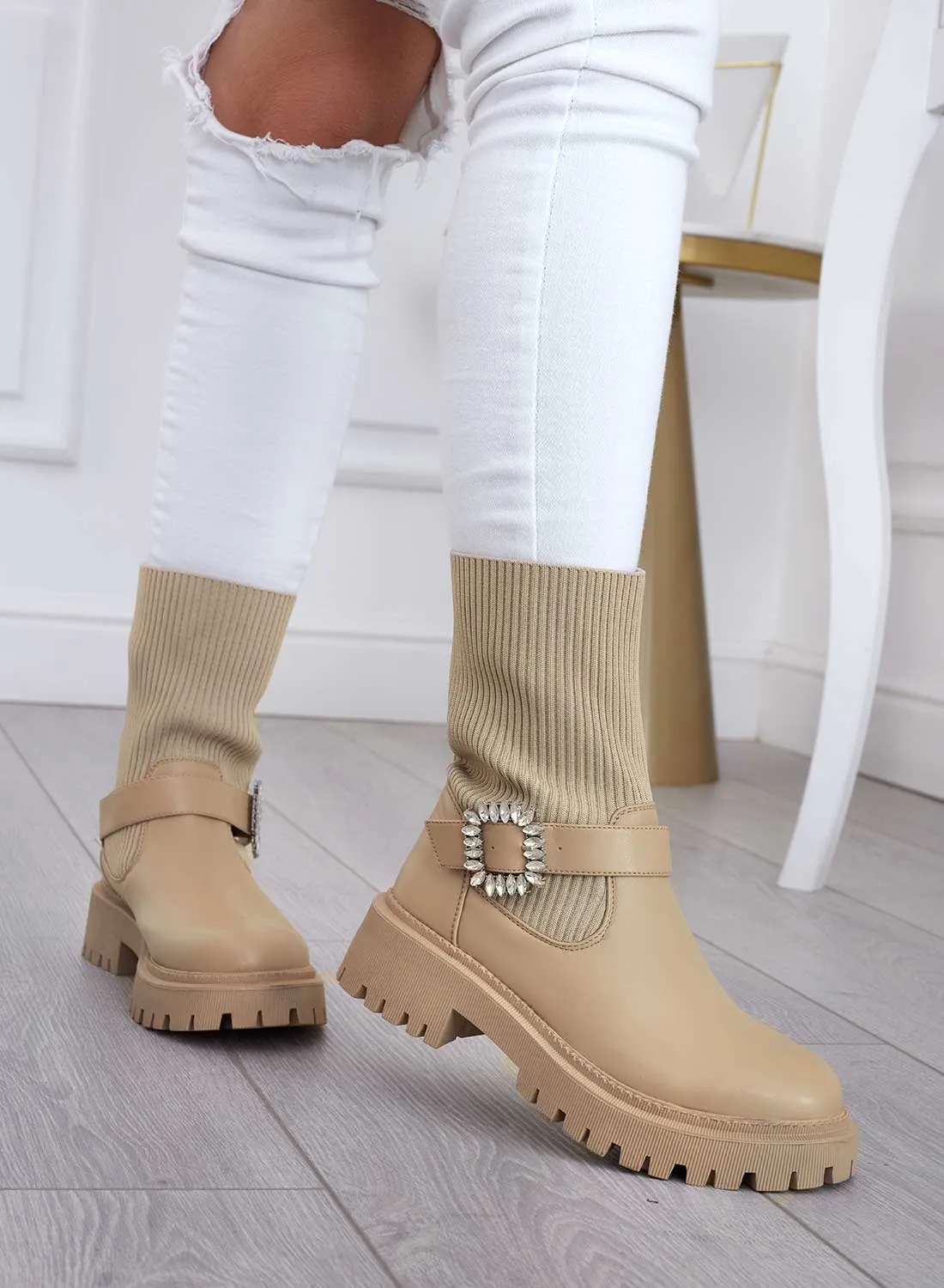 MINERVA - Stivaletti beige in tessuto con fibbia gioiello