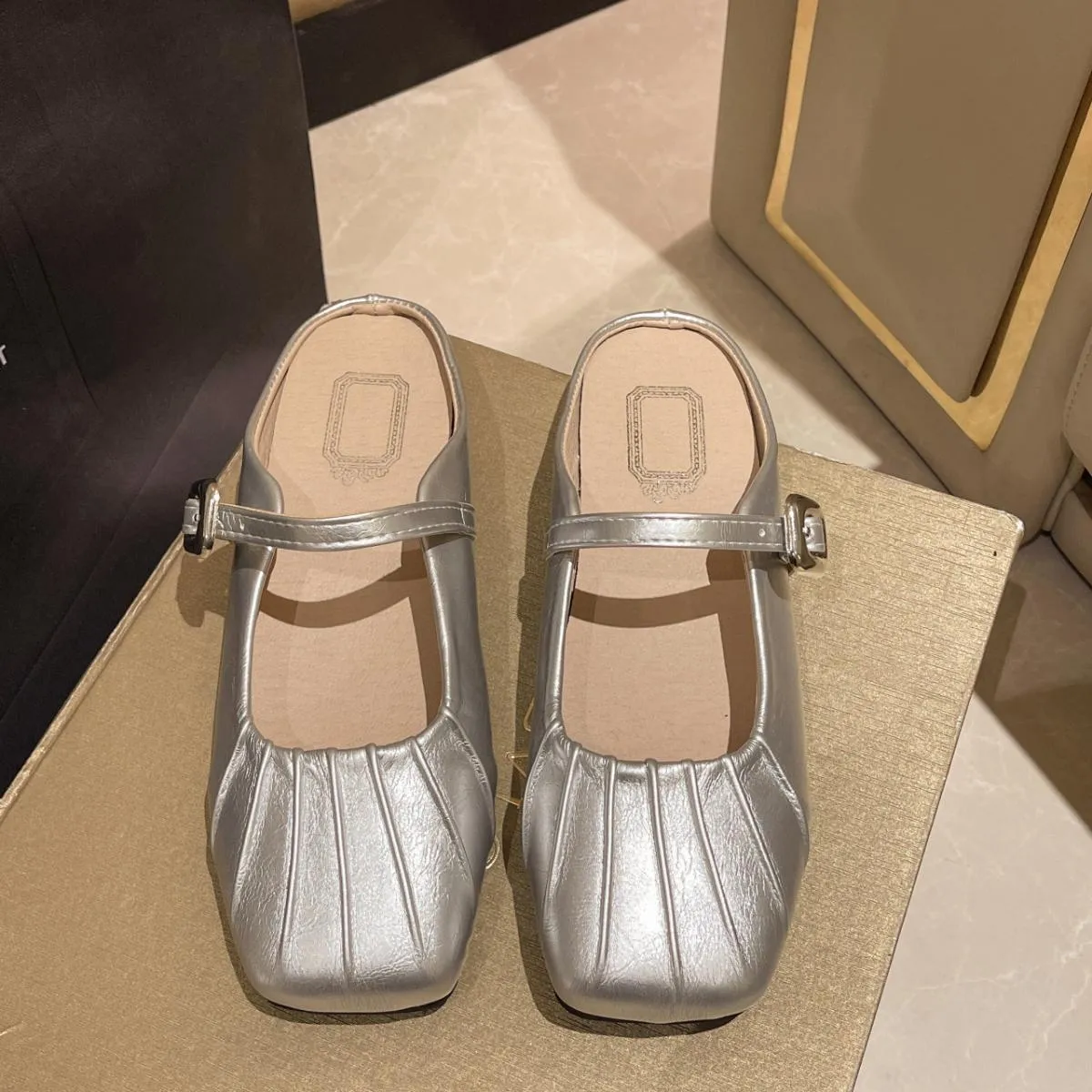 Scarpe da donna Pantofole femminili diapositive mocassini con punta coperta Moda morbida piatta di lusso in gomma Pu traforato m